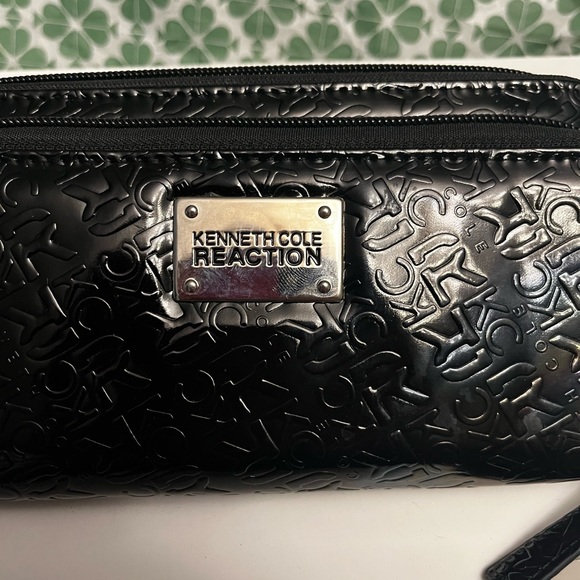 Kenneth Kole Wristlest with Double Zippered Compartments!! - Picture 7 of 9